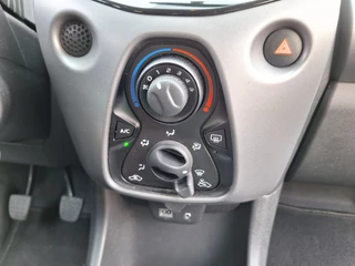 Toyota Aygo Toyota Aygo 1.0 VVT-i X-Play Limited 5Drs /Navi/Camera/Apple/Android/Airco/garantie - afbeelding nr 20