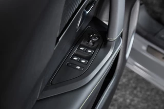 Peugeot 2008 Peugeot 2008 1.2 PureTech 130 PK GT - Automaat | Dig. Cockpit | Adapt. Cruise | Elek. stoel | Stoelverw. | PDC | Camera | NAV+App. Connect | Auto. Airco | LM 17