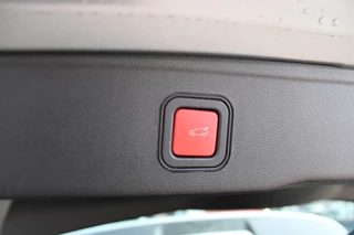 Jeep Avenger Jeep Avenger ALTITUDE 156PK 54 kWh | 3-FASE | ELEKTRISCH BEDIENBARE ACHTERKLEP | ACHTERUITRIJ CAMERA | NAVIGATIE | DRAADLOZE APPLE CARPLAY/ANDROID AUTO | ALL SEASON BANDEN | LICHTMETALEN VELGEN 17