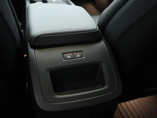 Volvo V60 Volvo V60 2.0 B3 Plus Dark | Sportstoelen | Zwarte hemel | Camera - afbeelding nr 37