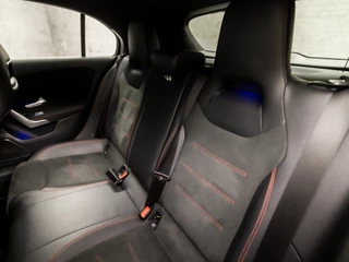 Mercedes-Benz A-Klasse Automaat (APPLE CARPLAY, GROOT NAVI, SFEERVERLICHTING, CAMERA, LEDER/ALCANTARA, SPORTSTOELEN, STOELVERWARMING, GETINT GLAS, WIDESCREEN, NIEUWE APK, NIEUWSTAAT) - afbeelding nr 14
