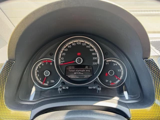 Volkswagen up! Volkswagen Up! 1.0 BMT high up! R-line/Climate/Cruise/NLauto/17inchLM/Stoelverw/Blackpack/NLAuto - afbeelding nr 18
