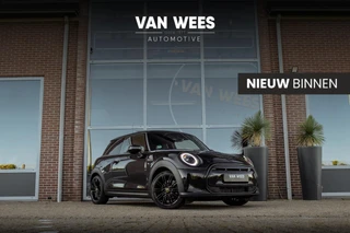 MINI Electric MINI Yours 33 kWh | 1e eigenaar | NL auto | Driving Assistant | Apple Carplay | Panoramadak | Keyless entry | Sportstoelen | DAB | Warmtepomp | Camera | Cruise control