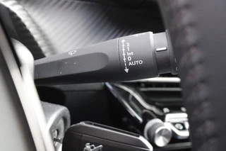 Peugeot 2008 Peugeot 2008 1.2 100PK ALLURE PACK | TREKHAAK | NAVIGATIE | APPLE CARPLAY/ANDROID AUTO | 3-D INSTRUMENTENPANEEL | ACHTERUITRIJ CAMERA | CRUISE CONTROL | LED KOPLAMPEN | CLIMATE CONTROL | 17