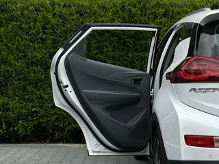 Opel Ampera-e Opel Ampera-e Business executive 60 kWh, NL AUTO, NAP, BOSE, LEDER, NAVI, CRUISE, KEYLESS, CAMERA, DODEHOEK, ECC-AIRCO, STOEL/STUURVERWARMING, LICHTMETAAL 17