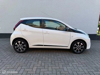 Toyota Aygo Toyota Aygo 1.0 VVT-i x-clusiv - afbeelding nr 2