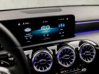 Mercedes-Benz A-Klasse Mercedes-Benz A-Klasse 250 e Business Solution Luxury 218Pk Automaat (GROOT NAVI, SFEERVERLICHTING, WIDESCREEN, CAMERA, LEDER, STOELVERWARMING, SPORTSTOELEN, CRUISE, LANE ASSIST, NIEUWSTAAT) - afbeelding nr 30