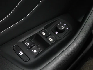 Volkswagen Passat Volkswagen Passat 1.4 TSI PHEV GTE | Panoramadak | Leder |  Stoelverwarming | Trekhaak | Camera | Park Assist | Adaptive cruise | Side Assist | Matrix LED | Carplay | Navigatie - afbeelding nr 17