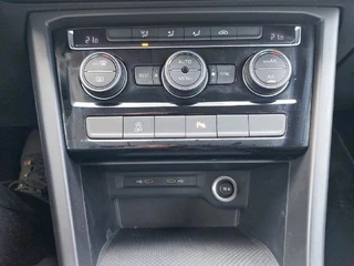 Volkswagen Touran Volkswagen Touran 1.5 TSI Comfortline 7p, airco,cruise,navigatie,app connect,wegklapbare trekhaak,parkeersensoren, - afbeelding nr 16