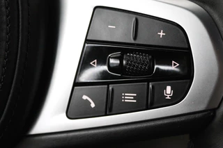 BMW 3 Serie BMW 3-serie 320i High Executive Edition (TREKHAAK, PARKEERSENSOREN, STOELVERWARMING, LEER, NAVIGATIE, NL-AUTO) - afbeelding nr 17