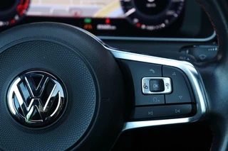 Volkswagen Golf Volkswagen Golf 7.5 GTI DSG / Vol Opties! / 230PK! / DSG / ACC / Pano / Virtual Cockpit / Camera / Keyless / Navi / 19