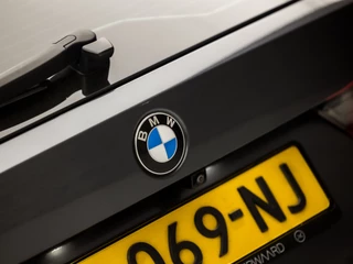 BMW 3 Serie BMW 3 Serie Touring 320i Sportline Shadow 184Pk Automaat (APPLE CARPLAY, GROOT NAVI, CAMERA, LEDER, ADAPTIVE CRUISE, SFEERVERLICHTING, SPORTSTOELEN, HIFI, TREKHAAK ELEKTRISCH, GETINT GLAS, NIEUWSTAAT) - afbeelding nr 35