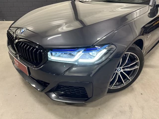 BMW 5 Serie HEAD-UP/LASER/ACC/TREKHAAK/360CAMERA/ALCANTARA/KEYLESS/SHADOW-LINE/DRIVING ASS PRO/SFEER/STUUR+STOELVERWARMING/LIVE COCKPIT/M-AERODYNAMIC/SOPHISTOGRAU/VOLLEDIG BMW DEALER HISTORIE - afbeelding nr 2