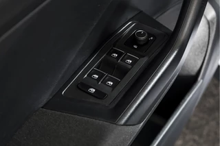 Volkswagen T-Roc Volkswagen T-Roc 2.0 TSI 190 PK 4Motion Sport - Automaat | Dig. Cockpit | Cruise Control | Stoelverw. | PDC | NAV + App. Connect | ECC | Afn. Trekhaak | LM 17