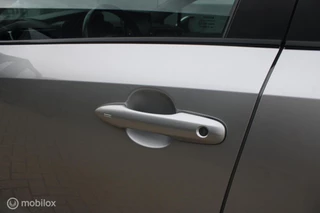 Toyota Corolla Toyota Corolla 1.8 Hybrid Business Intro | Parkeersensoren voor en achter | Stoelverwarming | NL Auto Boekjes. - afbeelding nr 29