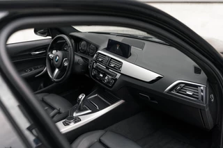 BMW 1 Serie BMW 1-serie M140i xDrive Harman Kardon Dak Leer - afbeelding nr 25