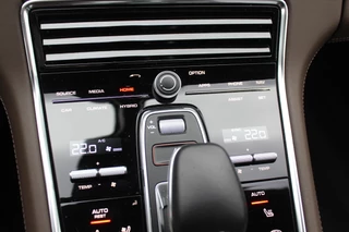 Porsche Panamera Porsche Panamera 2.9 4 E-Hybrid / Panoramadak / 360Camera / Achterasbesturing / Head-up / 21'' / Burmester / Softclose / Sportuitlaat / Sportdesign + Chrono / Keyless / DAB / ACC / Stoelventilatie - afbeelding nr 26