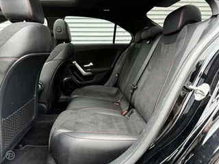 Mercedes-Benz A-Klasse Mercedes-Benz A-klasse 200 AMG Panoramadak Camera LED DAB Widescreen Apple CarPlay/Android Auto Night Pakket Stoelverwarming - afbeelding nr 11