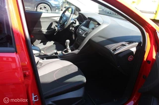 Ford Focus Ford Focus Wagon 1.5 Red Edition 18Inch/Trekhaak/NAP/Cruise - afbeelding nr 12