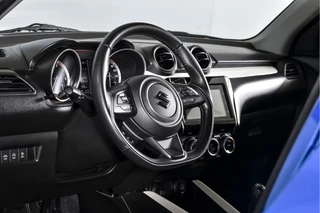Suzuki Swift | Adapt. Cruise |Stoelverw. | Camera | NAV + App. Connect | ECC | Afn. Trekhaak | LM 16
