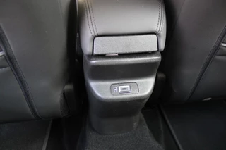 Jeep Avenger Jeep Avenger ALTITUDE 156PK 54 kWh | 3-FASE | ELEKTRISCH BEDIENBARE ACHTERKLEP | ACHTERUITRIJ CAMERA | NAVIGATIE | DRAADLOZE APPLE CARPLAY/ANDROID AUTO | ALL SEASON BANDEN | LICHTMETALEN VELGEN 17