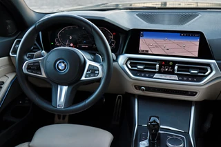 BMW 3 Serie BMW 3-serie Touring 330e M-Sport M-Pakket /LASER-LED/HARMAN-KARDON/MEMORY/PANODAK/CAMERA/KEYLESS/HUD! - afbeelding nr 12