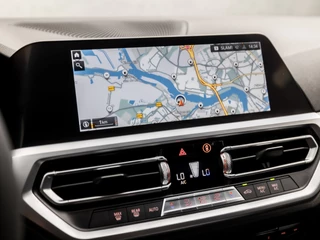 BMW 3 Serie BMW 3 Serie 320i M Sport 184Pk Automaat (APPLE CARPLAY, M PAKKET, GROOT NAVI, SFEERVERLICHTING, LEDER/ACANTARA, SPORTSTOELEN, GETINT GLAS, PARKEERSENSOREN, NIEUWE APK, NIEUWSTAAT) - afbeelding nr 24