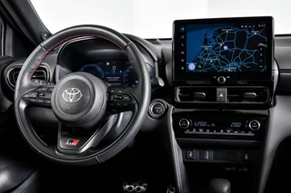 Toyota Yaris Cross | Pano | Head-up Disp. | Dig.Cockpit | Adapt.Cruise | Stoel+Stuurverw. | 360 Camera | PDC + NAV + App.Connect (Draadloos) | JBL | ECC | LM 18