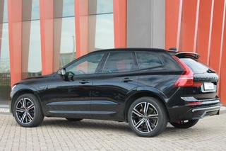 Volvo XC60 Volvo XC60 T8 Recharge AWD R-Design | Panoramadak | Parkeercamera | 20 Inch Velgen | Glossy Black | Keyless - afbeelding nr 3