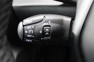 Peugeot 2008 Peugeot 2008 1.2 100PK ALLURE | NAVIGATIE | DRAADLOZE APPLE CARPLAY/ANDROID AUTO | ACHTERUITRIJ CAMERA | CRUISE CONTROL | CLIMATE CONTROL | LED KOPLAMPEN | PARKEERSENSOREN VOOR EN ACHTER | - afbeelding nr 40