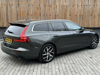 Volvo V60 Volvo V60 2.0 T6 Twin Engine AWD 253pk | Comfortstoelen leer | Stoelverwarming | Navigatiesysteem | Trekhaak uitklapbaar | 18 inch lichtmetalen velgen | Apple CarPlay | LED verlichting | Getint glas achter | Parkeersensoren achter - afbeelding nr 2