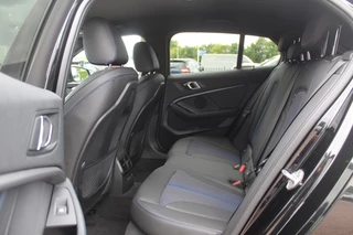 BMW 1 Serie BMW 1 Serie 118i Executive Ed. M Sport / Navigatie / Half leder / 19'' / Sportstoelen / Blackpack / Dakspoiler / Stoelverwarming / Cruise Control / Getint glas - afbeelding nr 11