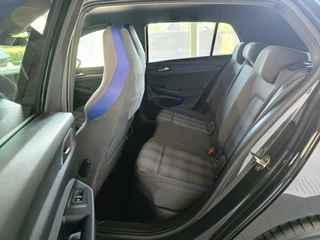 Volkswagen Golf Volkswagen Golf 1.4 eHybrid GTE / Dealer Onderhouden / IQ Light / Stoelverwarming / CarPlay - afbeelding nr 17