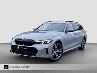 BMW 3 Serie Touring 320e | M-Sport | Pano | Harman Kardon | 19 inch | Carbon | Stuurwiel verwarmd | Individual | Brooklyn Grey