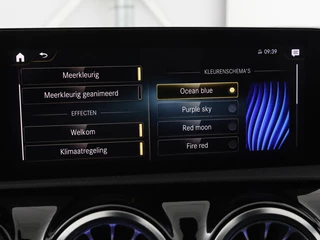 Mercedes-Benz A-Klasse Mercedes-Benz A-klasse 200 Business Solution AMG | Panoramadak |  Stoelverwarming | Trekhaak | Matrix LED | Memory | Carplay | Keyless | Camera | Sfeerverlichting | Leder/Alcantara | Park Assist - afbeelding nr 25