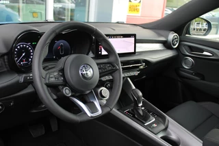 Alfa Romeo Tonale Alfa Romeo Tonale 1.5T 160PK AUTOMAAT Hybrid Ti | NIEUWE AUTO! | ELEKTRISCH BEDIENBARE VOORSTOELEN MET GEHEUGENFUNCTIE | HARMAN EN KARDON AUDIO | FULL LED KOPLAMPEN | 18
