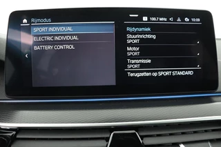 BMW 5 Serie BMW 5-serie 545e xDrive M Sport | Trekhaak | Adaptive cruise |  Stoel & stuurverwarming | Alcantara | Camera | Carplay | Sfeerverlichting | 19'' | Full LED | Park Assist - afbeelding nr 24