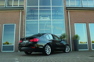 BMW 3 Serie ➡️ BMW 3-serie 320i F30 Centennial High Executive Sedan Facelift | 184 pk | NL auto | 2e eigenaar | 4 cilinder | LED | Leer | Navi | Camera | Sporstuur | Cruise control | Climate control - afbeelding nr 4