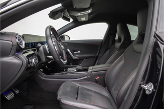 Mercedes-Benz CLA Mercedes-Benz CLA 180 AMG Widescreen, Sfeerverlichting, Camera, 19