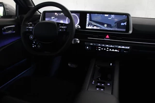 Hyundai IONIQ 6 Hyundai IONIQ 6 CONNECT 77 kWh WARMTEPOMP | VOORVERWARMING | NAVIGATIE | STOELVERWARMING | STUURVERWARMING | HEAD-UP DISPLAY | DODEHOEK DETECTIE | ELEKTRISCHE VOOSRSTOELEN | ACHTERBANK VERWARMING | ELEKTRSICH BEDIENBARE ACHTERKLEP | DRAADLOOS TELEFOONLADEN | VEHICLE TO LOAD | ACHTERUITRIJCAMERA | KEYLESS ENTRY | - afbeelding nr 25