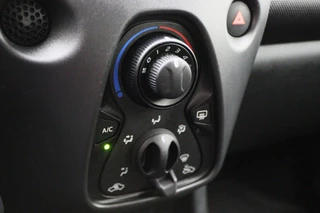 Toyota Aygo Toyota Aygo 1.0 VVT-i x-fun 5-Deurs, Airco, Cruise, Bluetooth, Elektrische Ramen, DAB, Xenon - afbeelding nr 37