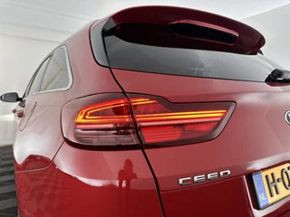 Kia Ceed Sportswagon Aut. *PANO | FULL-LEATHER | ADAPTIVE-CRUISE | FULL-LED | MEMORY-PACK | DIGI-COCKPIT | JBL-SOUND | BLIS | KEYLESS | COMFORT-SEATS | NAVI-FULLMAP | 17''ALU* - afbeelding nr 27