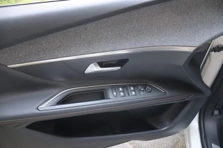 Peugeot 3008 Peugeot 3008 1.6 e-THP GT Line | Geen import | Luxe stoelen | Trekhaak - afbeelding nr 12