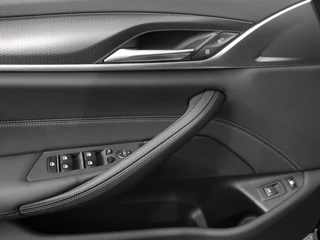 BMW 5 Serie BMW 5-serie Touring 530e M Sport PHEV AUTOMAAT 292PK Climate control Adaptieve cruise control Keyless Parkeersensoren Achteruitrijcamera Panoramadak LED Verwarmde voorstoelen Trekhaak Apple Carplay/ Android Auto - afbeelding nr 13