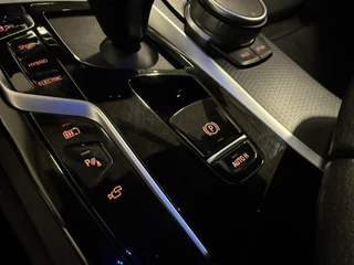 BMW 5 Serie HEAD-UP/LASER/ACC/TREKHAAK/360CAMERA/ALCANTARA/KEYLESS/SHADOW-LINE/DRIVING ASS PRO/SFEER/STUUR+STOELVERWARMING/LIVE COCKPIT/M-AERODYNAMIC/SOPHISTOGRAU/VOLLEDIG BMW DEALER HISTORIE - afbeelding nr 22