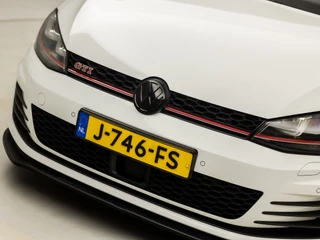 Volkswagen Golf 230Pk Automaat (SCHUIFDAK, APPLE CARPLAY, NAVIGATIE, ALCANTARA, DYNAMISCHE KNIPPERLICHTEN, STOELVERWARMING, CAMERA, KEYLESS, ADAPTIVE CRUISE, GETINT GLAS, NIEUWE APK, NIEUWSTAAT) - afbeelding nr 34