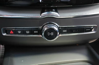 Volvo XC60 Volvo XC60 T6 Recharge AWD R-Design | Longe Range | Panoramadak | Stoelverwarming | 360° Camera | HUD | Trekhaak | Harman / Kardon | Glossy Black - afbeelding nr 41
