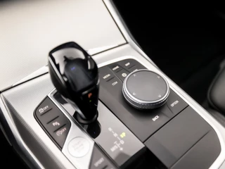 BMW 3 Serie BMW 3 Serie Touring 320i Sportline Shadow 184Pk Automaat (APPLE CARPLAY, GROOT NAVI, CAMERA, LEDER, ADAPTIVE CRUISE, SFEERVERLICHTING, SPORTSTOELEN, HIFI, TREKHAAK ELEKTRISCH, GETINT GLAS, NIEUWSTAAT) - afbeelding nr 31