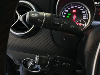 Mercedes-Benz A-Klasse Mercedes-Benz A-klasse 200 Sport Edition | AMG-STYLING / PANO / CARPLAY / ALCANTARA / SENSOREN + CAMERA / FLIPPERS / HARMAN-KARDON - afbeelding nr 28