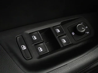 Volkswagen Passat Volkswagen Passat 1.4 TSI R Line | Trekhaak | 360 camera |  Stoelverwarming | Leder/Alcantara | Carplay | Adaptive cruise | Navigatie | Full LED | Virtual Cockpit - afbeelding nr 31